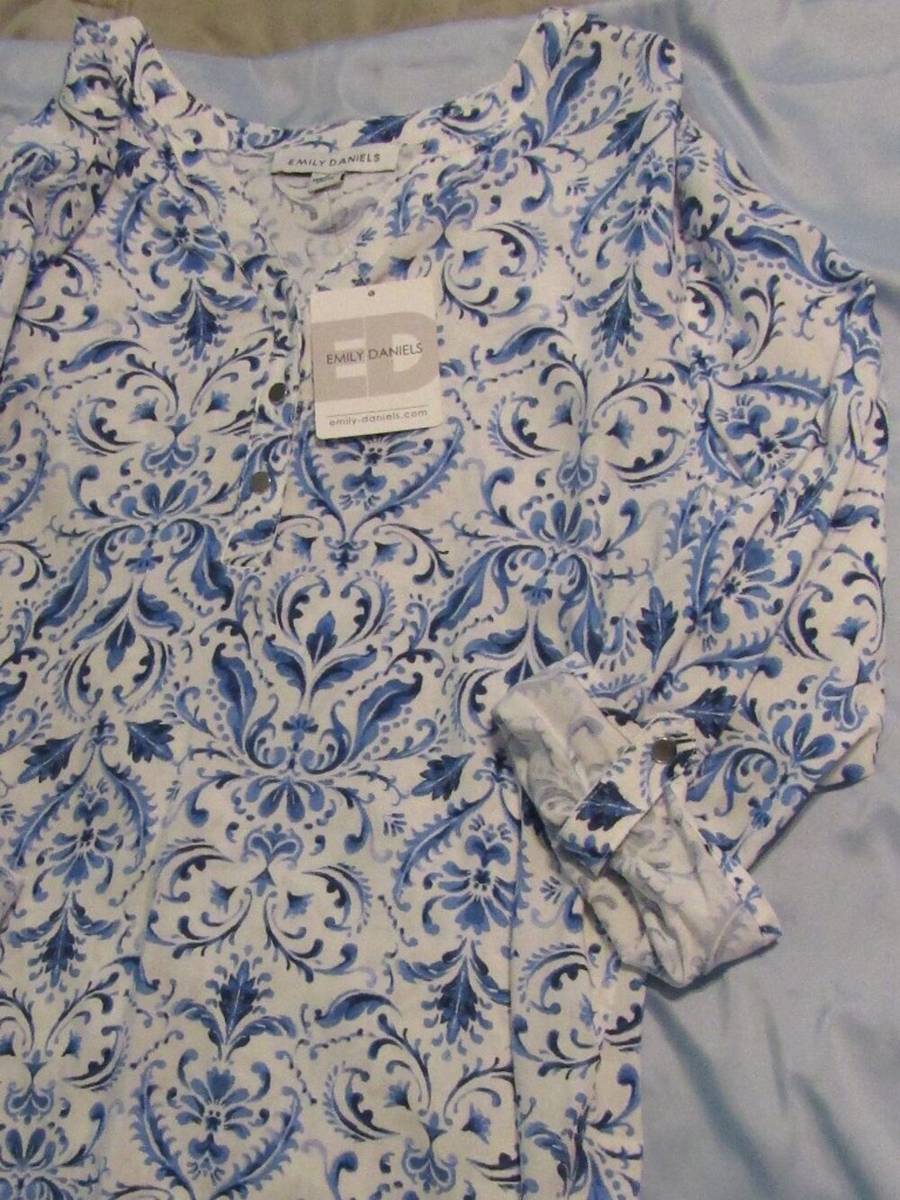 NWT Emily Daniels Blue Tonal Print Woman's V-Neck Blouse Size Small S Henly Top